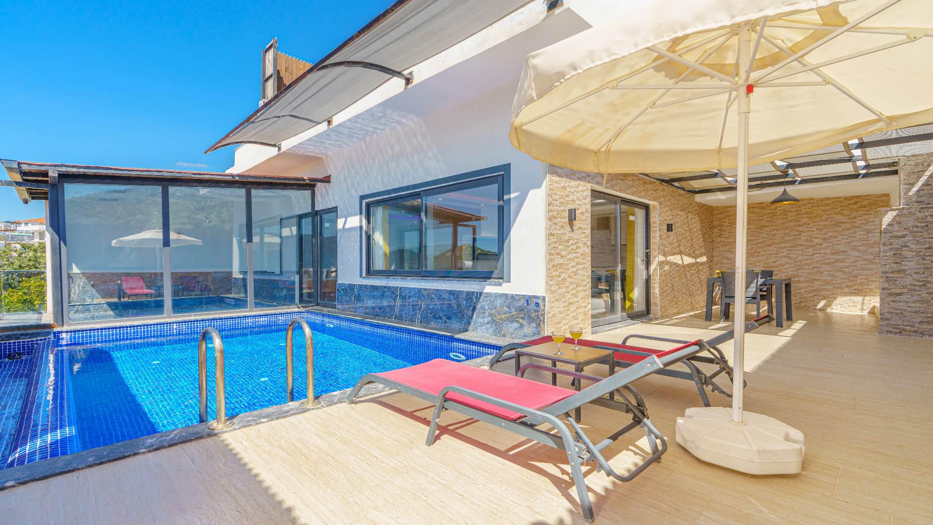Villa Mevsim 4 - Korunaklı Havuz Alanlı Villa Kiralama