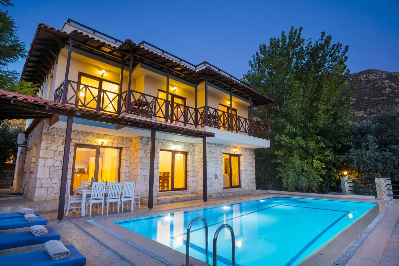 Villa Otantik - Denize Yakın & Geniş Havuzlu Kiralık Villa