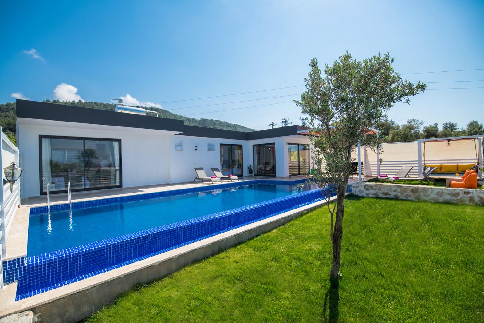 Villa Nar Çiçeği - Geniş Havuz & Doğa Manzaralı Kiralık Villa
