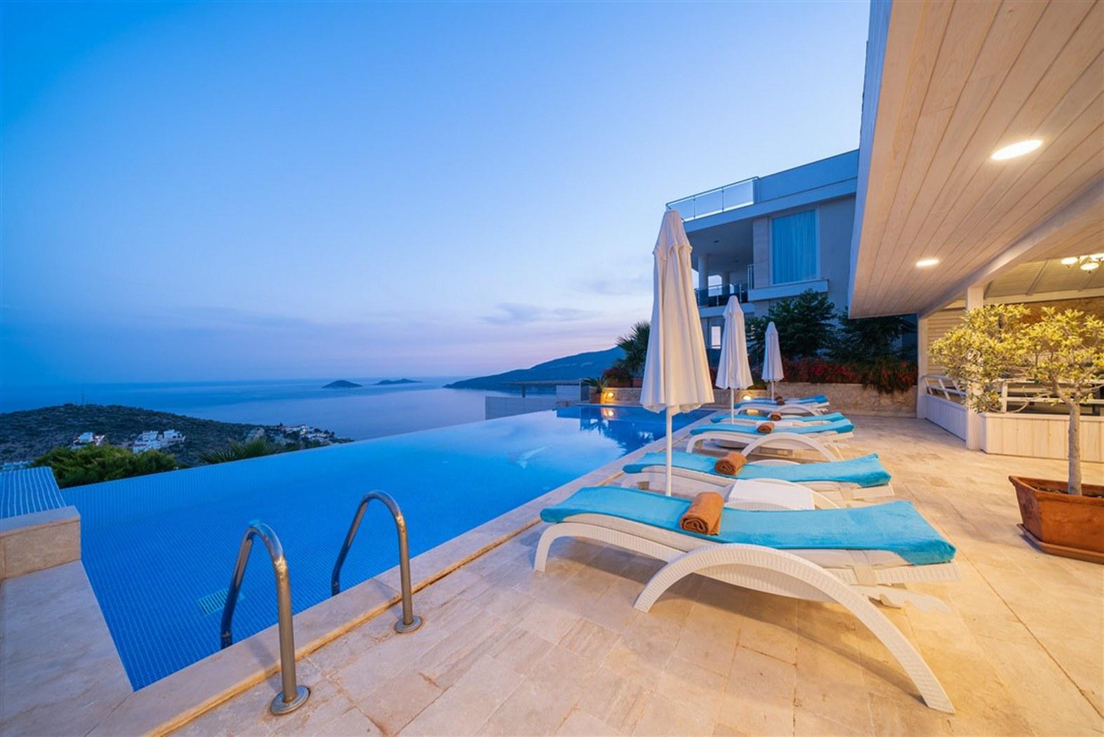 Villa Kayra -  Deniz Manzaralı ve Geniş Havuzlu Villa Kiralama