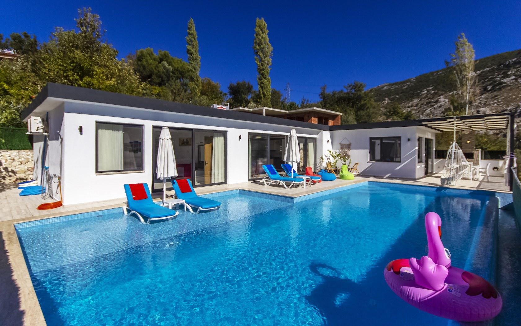 Villa Gül - Geniş Havuz ve Merkeze Yakın Villa Kiralama