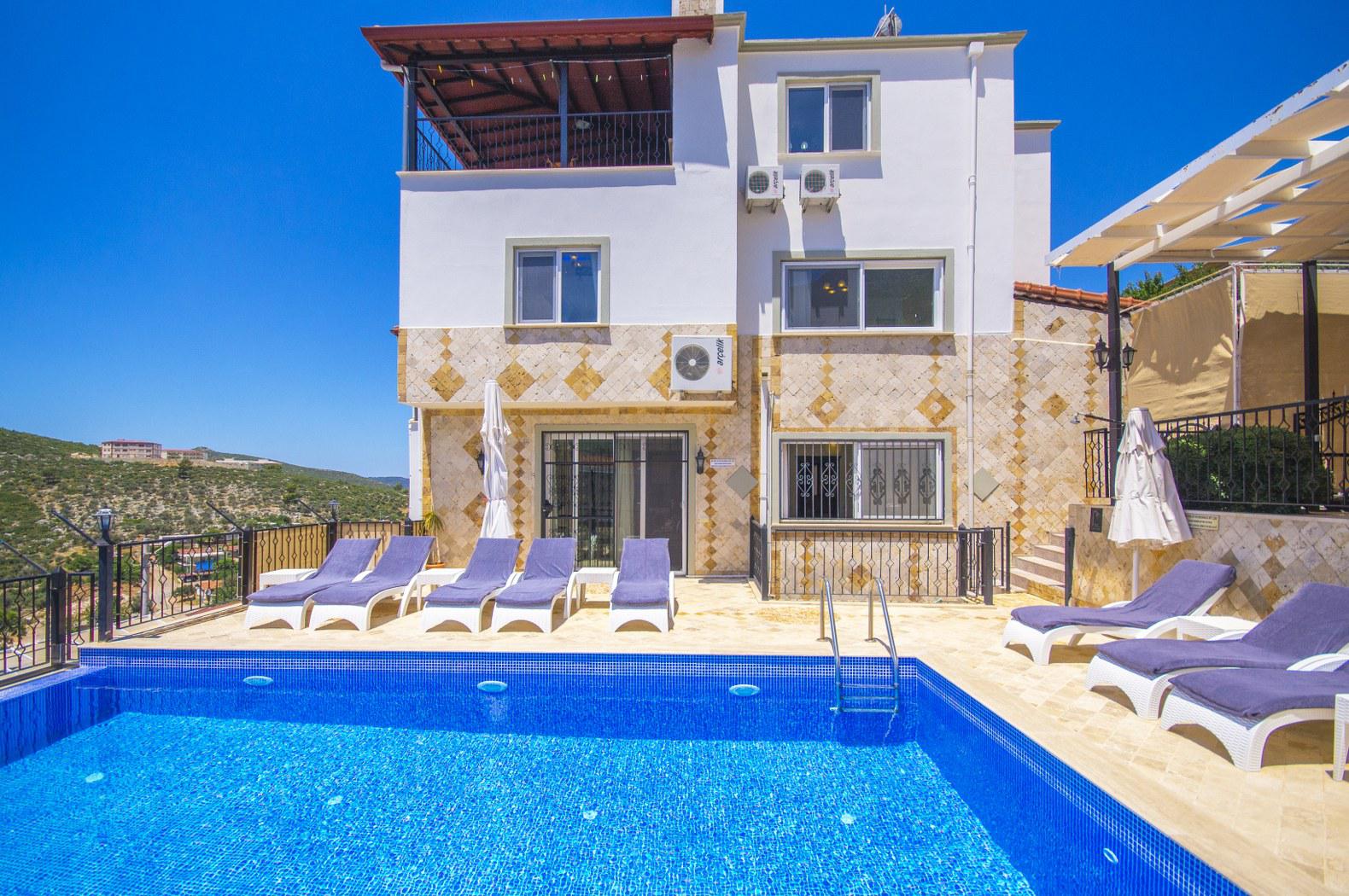 Villa Zirve - Korunaklı Havuz Alanlı Kiralık Villa