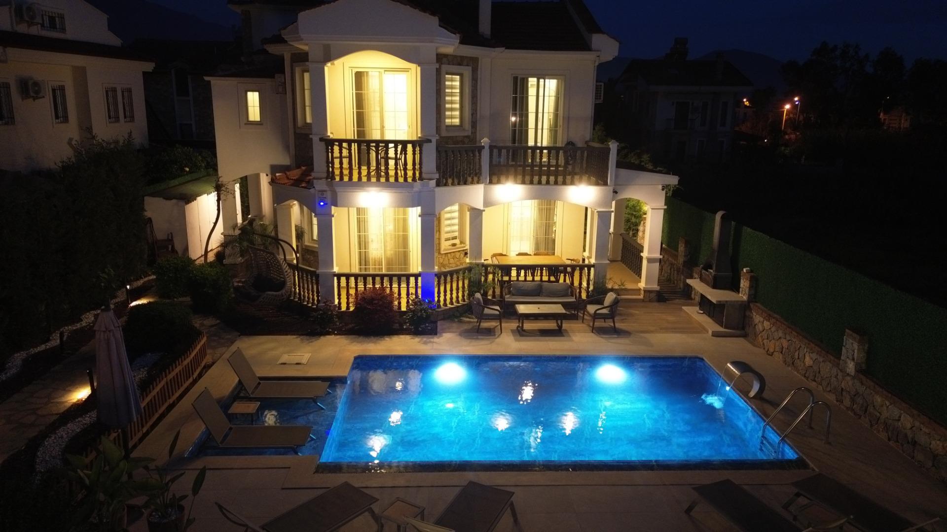 Villa Nida - Geniş Bahçeli ve Jakuzili Kiralık Villa |