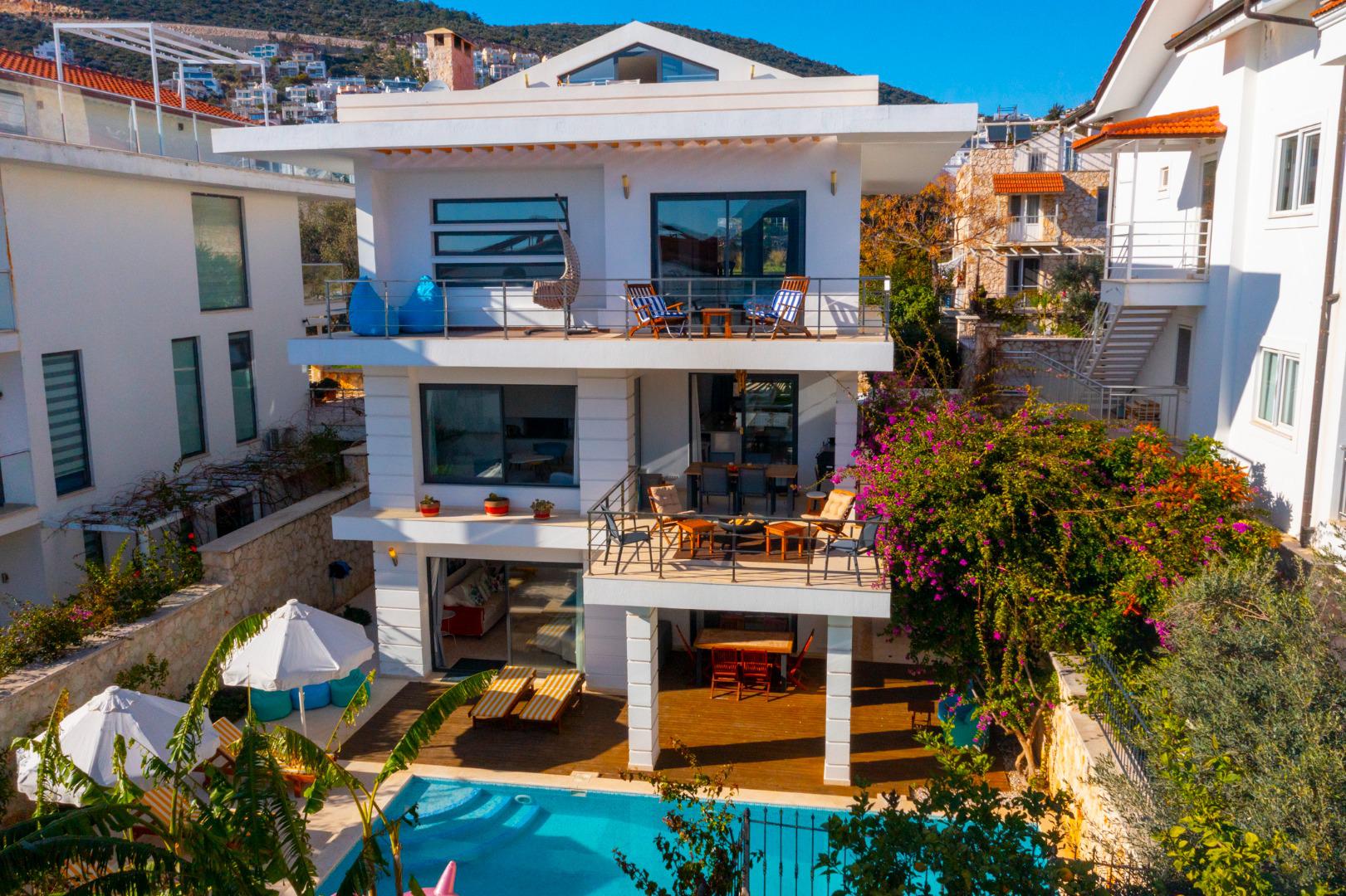 Villa Simena - Deniz Manzaralı ve Denize Yakın Kiralık Villa
