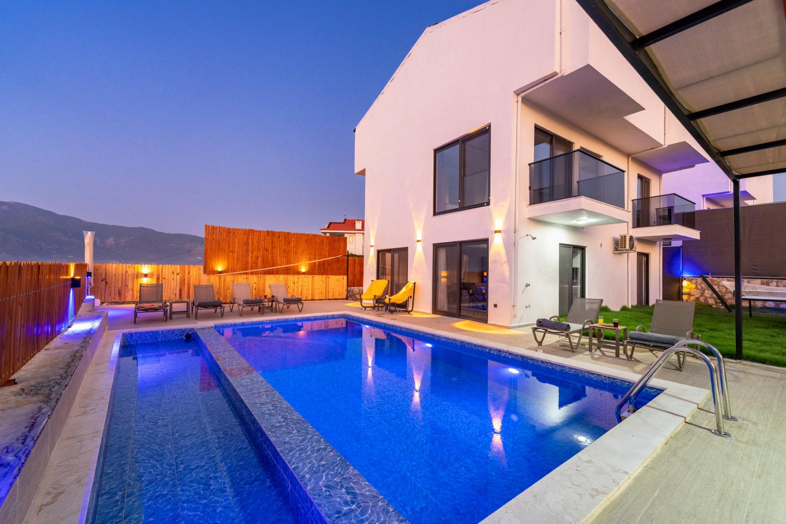 VİLLA ŞİRİNLER 2 - Muhafazakar, Jakuzili, Masa Tenisli Kiralık Villa