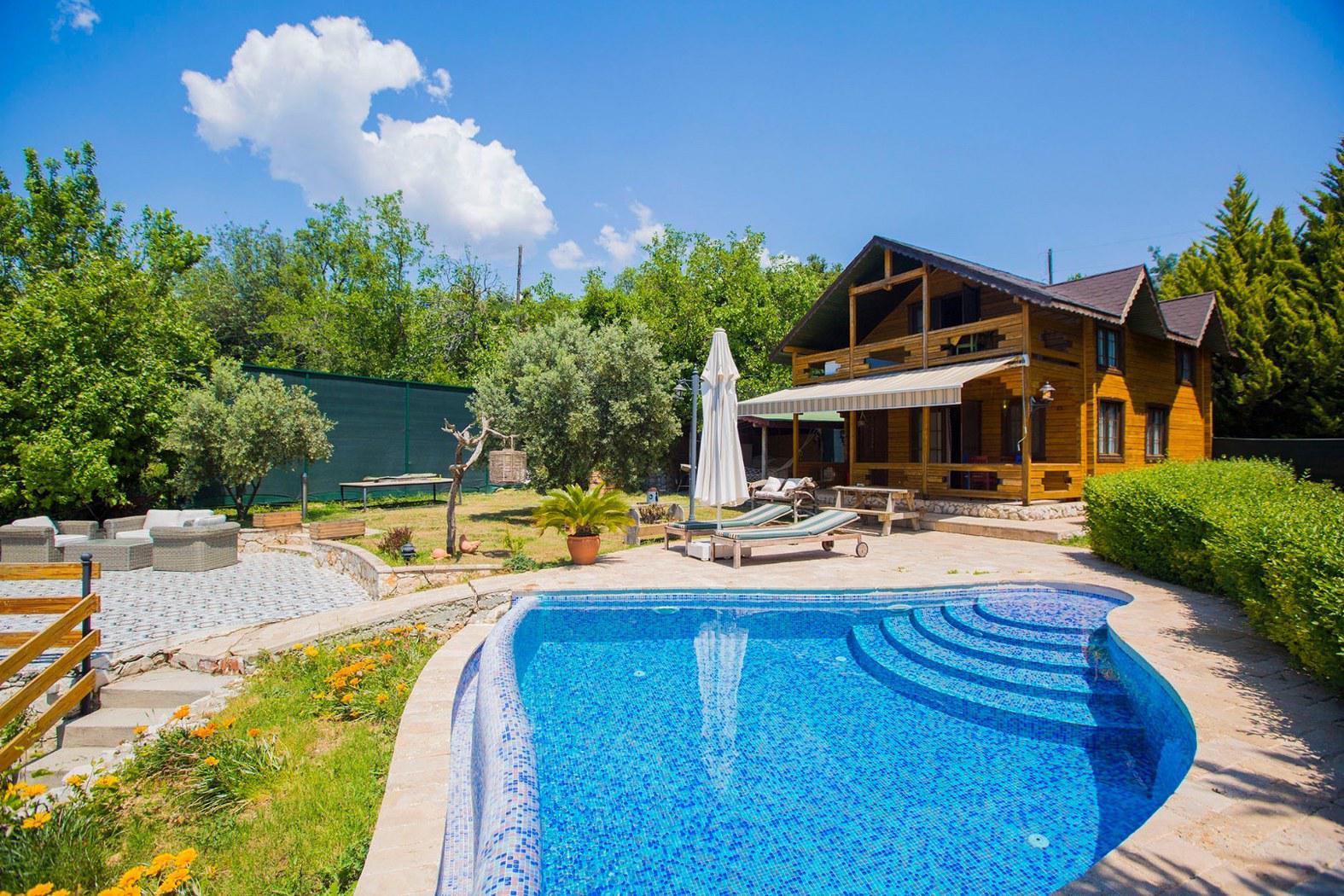 Villa Zeytin Evi - Geniş Bahçeli ve Jakuzili Kiralık Villa|