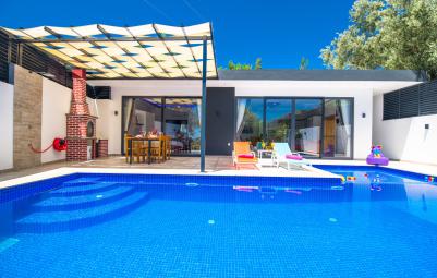 kalkan-islamlar-koyunde-havuzu-disaridan-gorunmeyen-kiralik-tatil-villa-oya-3_472.jpg