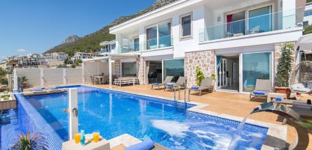 deniz-manzarali-jakuzili-genis-aile-gruplari-icin-villa-azur-1_262.jpg