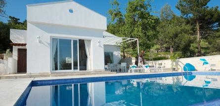 deniz-manzarali-muhafazakar-balayi-villasi-hidden-home-1_956.jpeg
