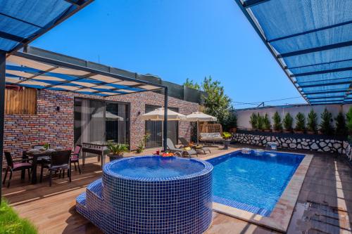 Villa Egemen Çavdır - Korunaklı Havuz Alanlı Villa Kiralama