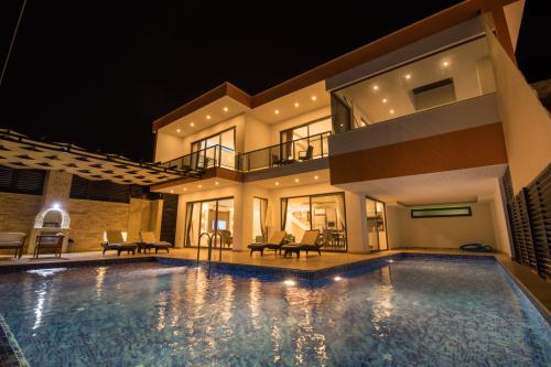 Villa Betül - Saunalı ve Geniş Havuzlu Kiralık Villa