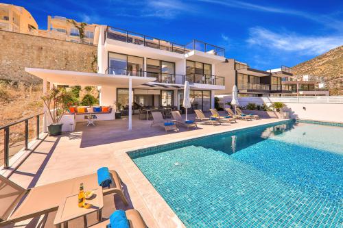Villa İmperial - Geniş Havuz ve Deniz Manzaralı Kiralık Villa