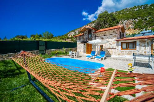 Villa Dağ Evi - Muhafazakar ve Jakuzili Kiralık Villa |