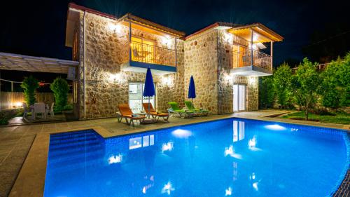 Villa Atılgan - Korunaklı Havuz Alanlı Villa Kiralama