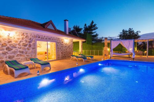 Villa Alya Taş Ev - Kiralık Tatil Villası | Villacentam 