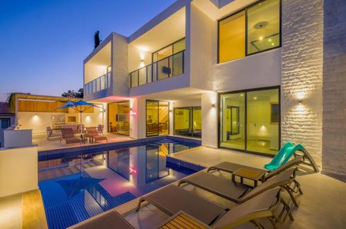 Villa Ari Yeşilköy - Jakuzili ve Isıtmalı Havuzlu Kiralık Villa |