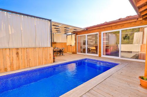 muhafazakar-balayi-jakuzili-kiralik-tatil-villa-baranda-1_480.jpg