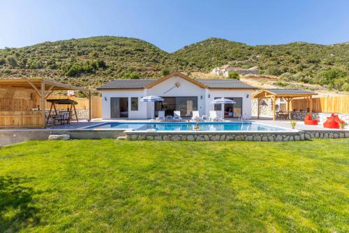 Villa Buğlem Sarıbelen - Korunaklı Havuz Alanlı Villa Kiralama