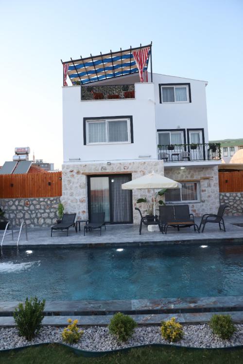Villa Özkan - Korunaklı Havuz Alanlı Villa Kiralama
