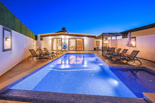 Villa Sidelya Kavun - Sinema Odalı ve Jakuzili Kiralık Villa |