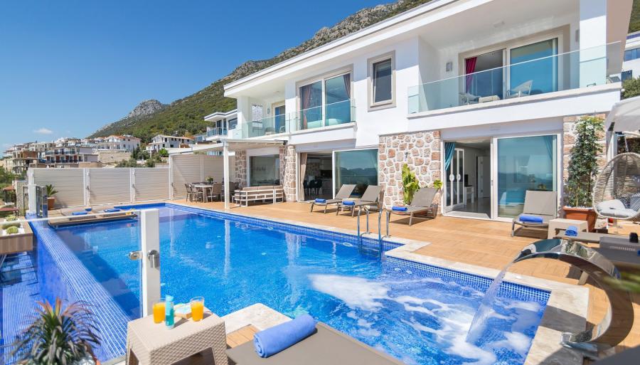 deniz-manzarali-jakuzili-genis-aile-gruplari-icin-villa-azur-1_262.jpg