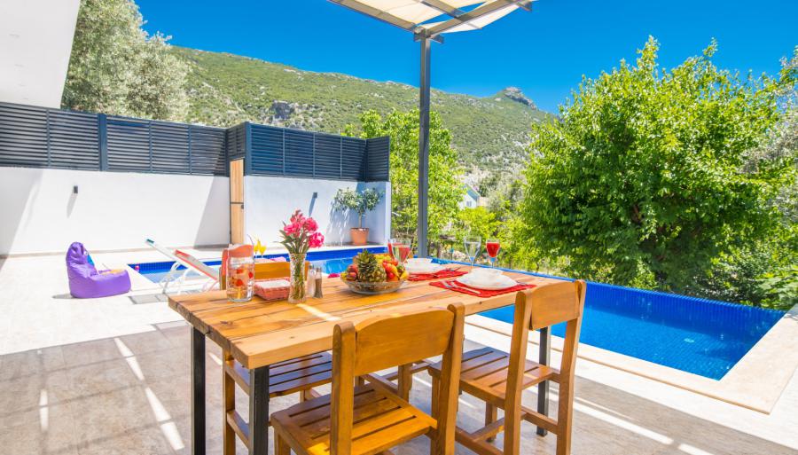 kalkan-islamlar-koyunde-havuzu-disaridan-gorunmeyen-kiralik-tatil-villa-oya-4_496.jpg